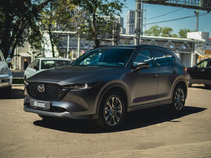 Mazda CX-5 оклейка в матовый сатин, антихром, тонировка, шумоизоляция, перетяжка, бронь лобового