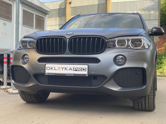 БМВ Икс 5 цветная окейка в серый, покраска дисков