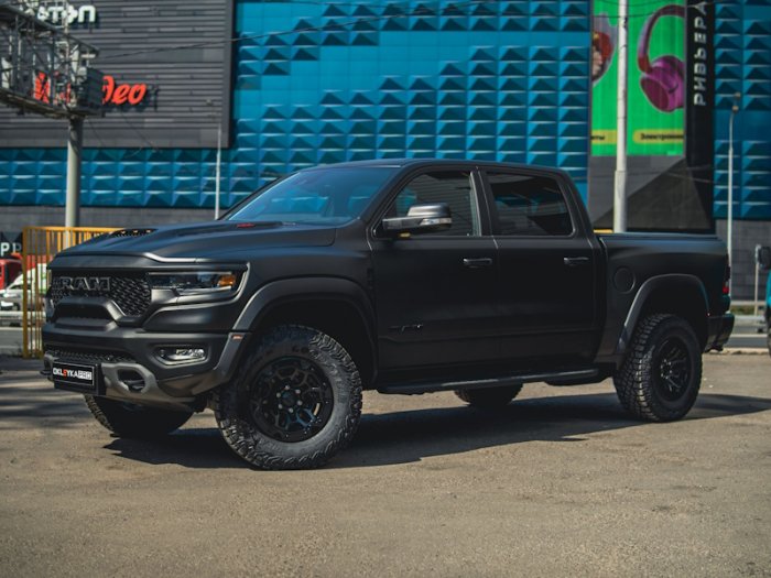 Рам 1500 цветная оклейка в черный матовый винил 