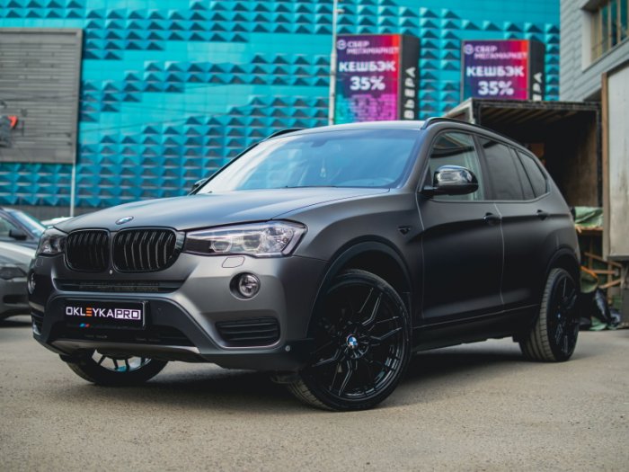 БМВ Икс 3 цветная оклейка с проемами в серый винил 