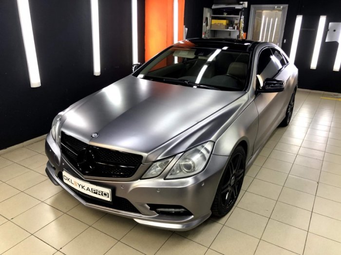 Мерседес Е цветная оклейка в серый матовый