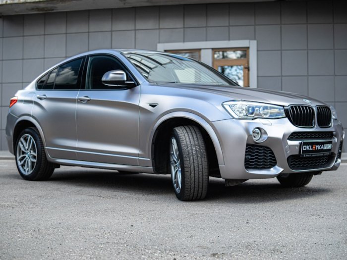 БМВ Икс 4 оклейка в серую виниловую пленку 