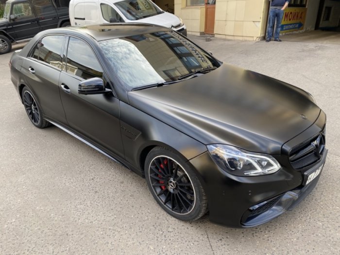 Мерседес E63 цветной черный матовый винил
