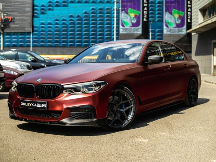 БМВ 5 серии цветная оклейка в винил, стайлинг и детейлинг