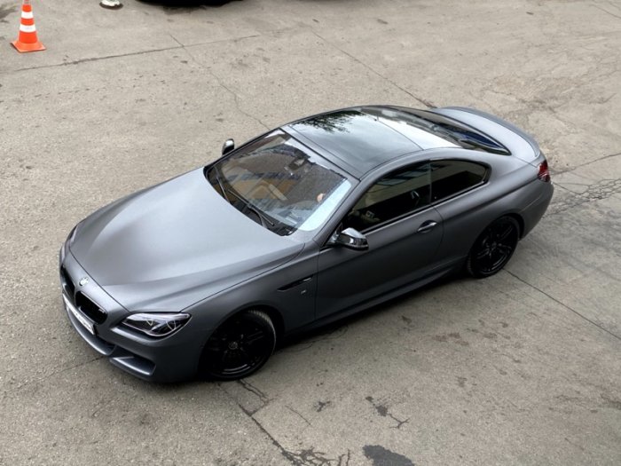 БМВ М6 цветной автовинил серый, антихром и карбон