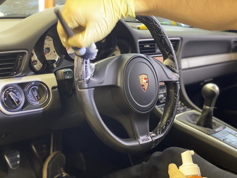 Восстановление кожи салона автомобиля