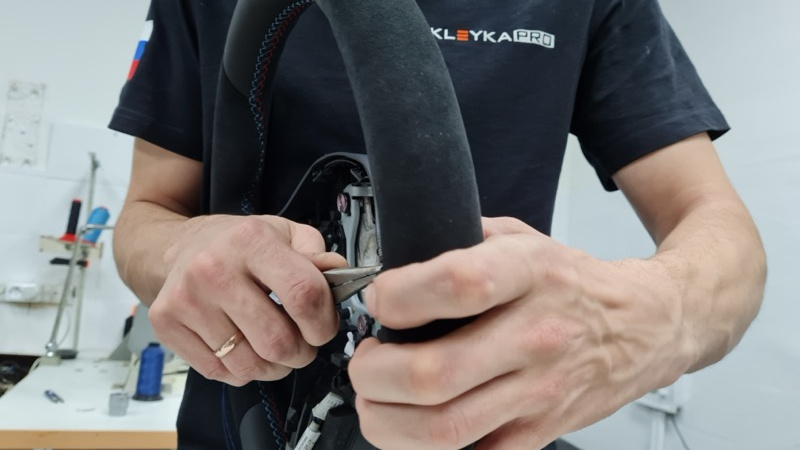 Перетяжка руля автомобиля ✂ кожей, алькантарой, замшей