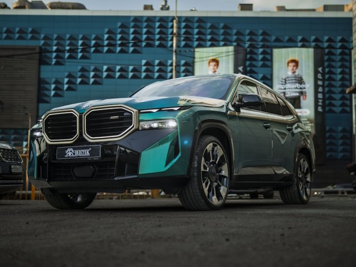 BMW XM оклейка виниловой пленкой IRISTEK, ORE0P Super Glossy Isle Man Green, антигравийная защита
