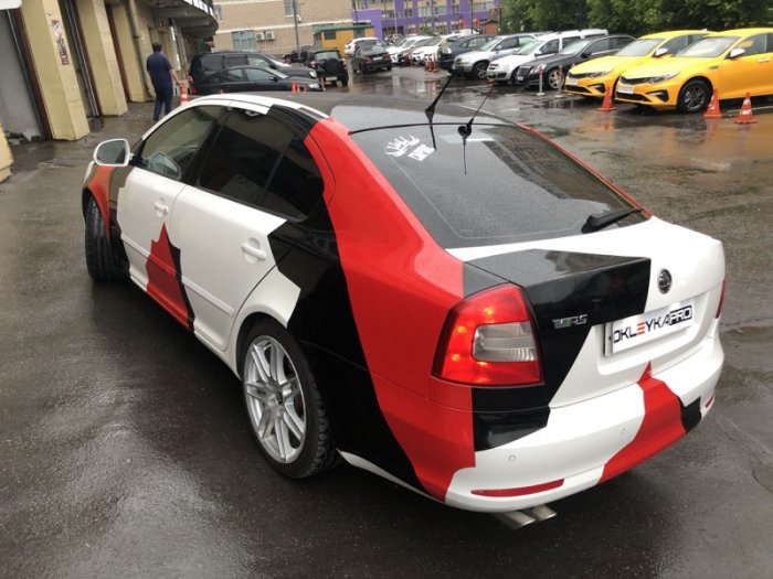 Шкода Октавия черно-красный камуфляж