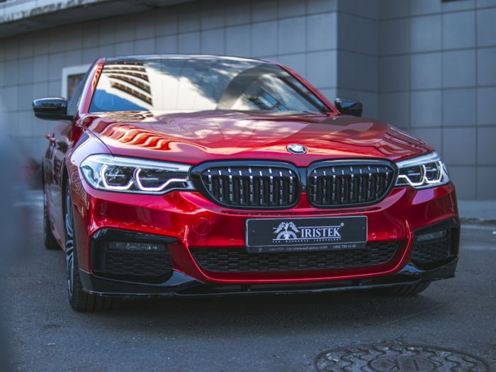 BMW 5 Series оклейка в красную виниловую пленку IRISTEK, антигравийная защита, детейлинг