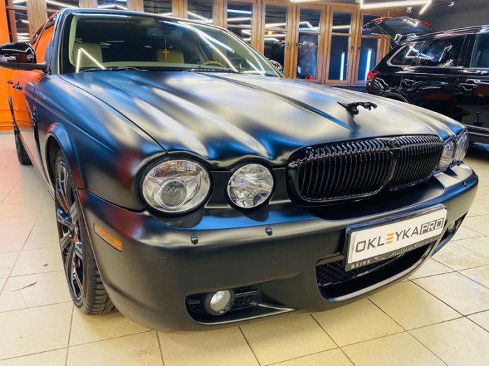 Ягуар Даймлер цветная оклейка в черный матовый