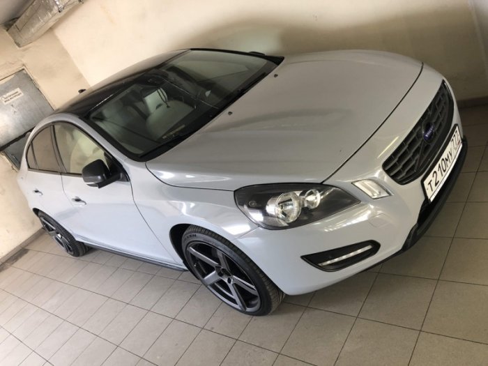 Вольво В40 в серый глянец