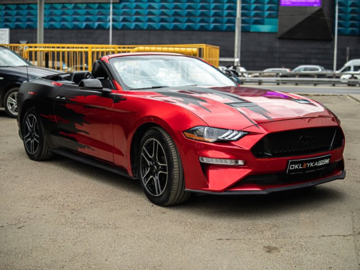 Форд Мустанг кабриолет оклейка в дизайн цветным винилом 