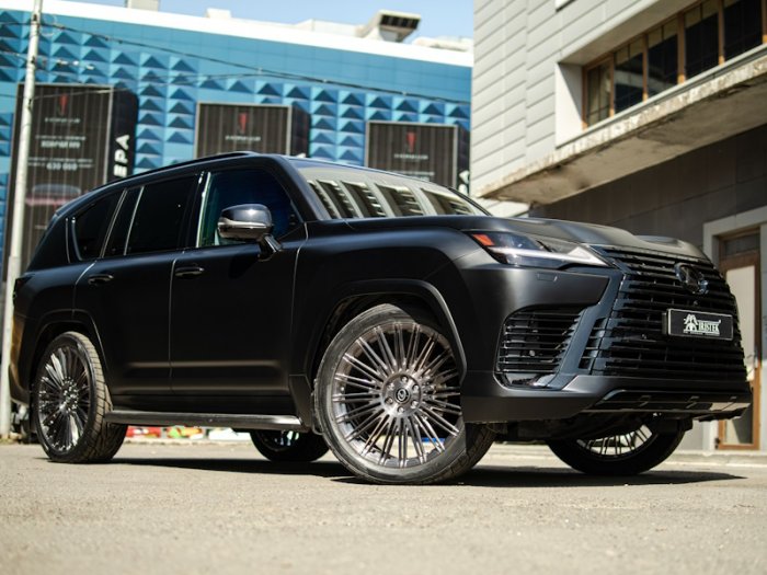 Lexus LX 600 оклейка в черный полиуретан, антихром, тонировка, изготовление и установка дисков