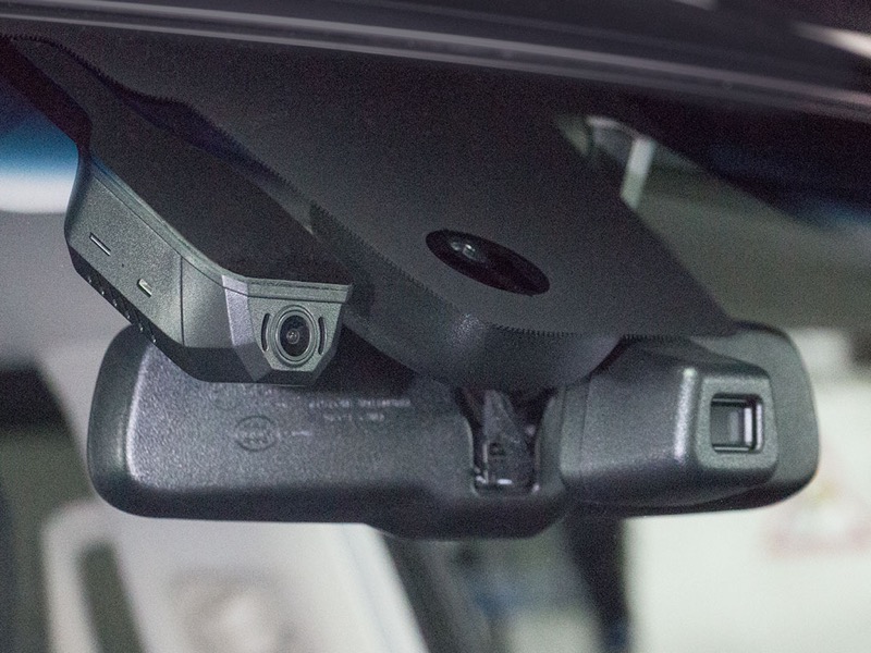 Штатная установка видеорегистратора под зеркало