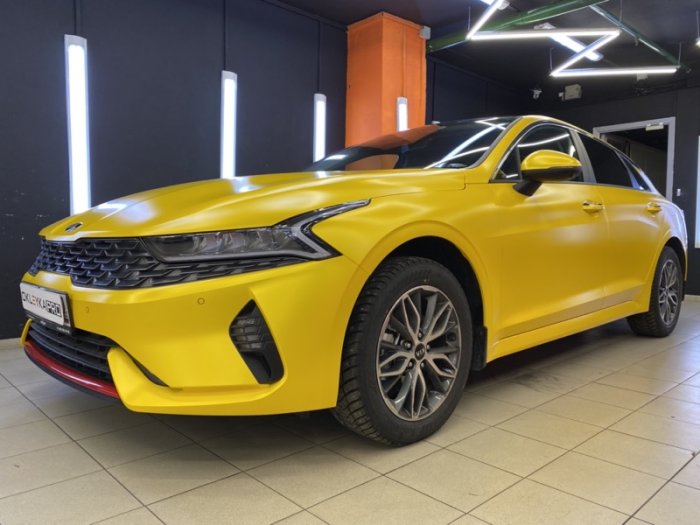 КИА К5 цветная оклейка в желтый матовый