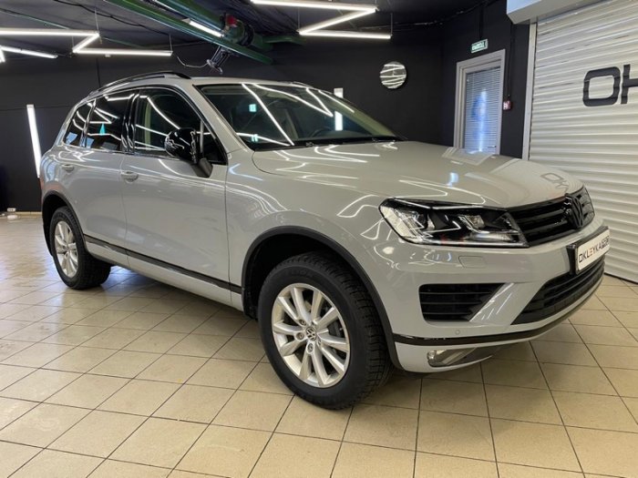 Фольксваген Туарег цветная оклейка в серый