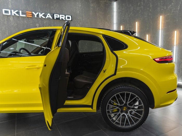 Porsche Cayenne оклейка с проемами в желтый полиуретан IRISTEK (UC1030)