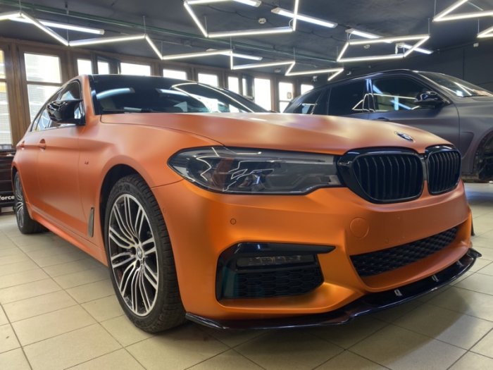 БМВ 5 стайлинг: цветная оклейка в оранжевый