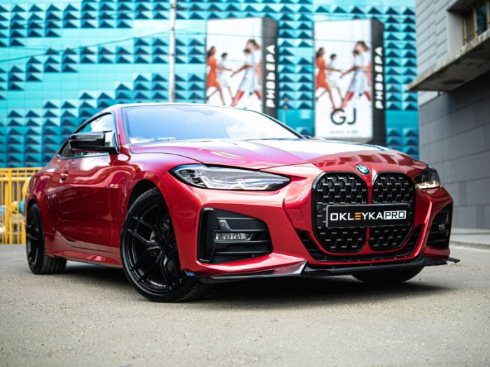 БМВ 4 серии цветная оклейка в красный глянцевый винил 