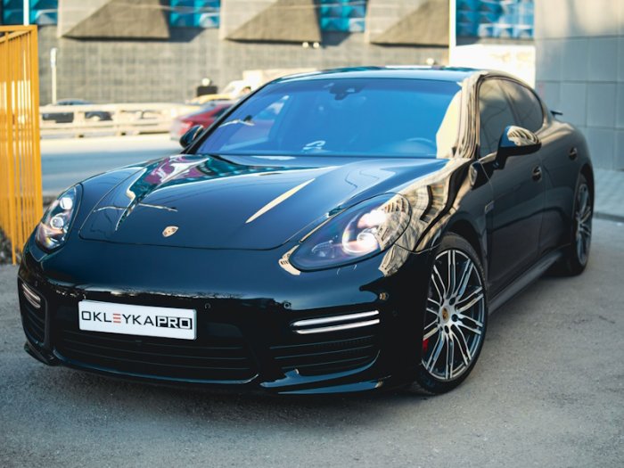 Порше Панамера оклейка в глянцевый полиуретан, детейлинг салона 