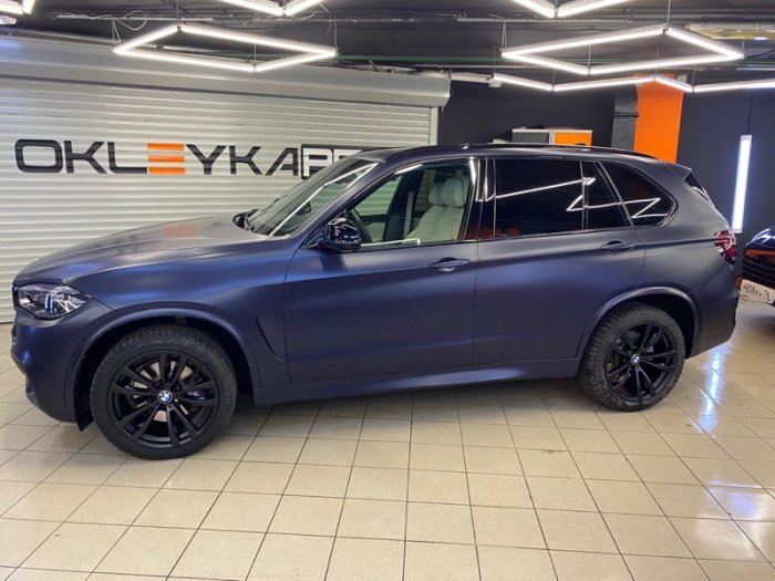БМВ Икс 5 цветная оклейка в матовый автовинил