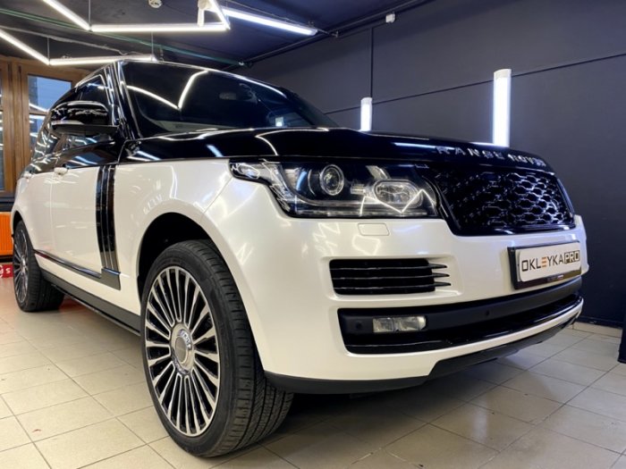 Рендж Ровер стайлинг и детейлинг, цветная в черно-белый