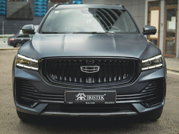 Geely Monjaro оклейка передней части кузова матовой защитной пленкой, антихром