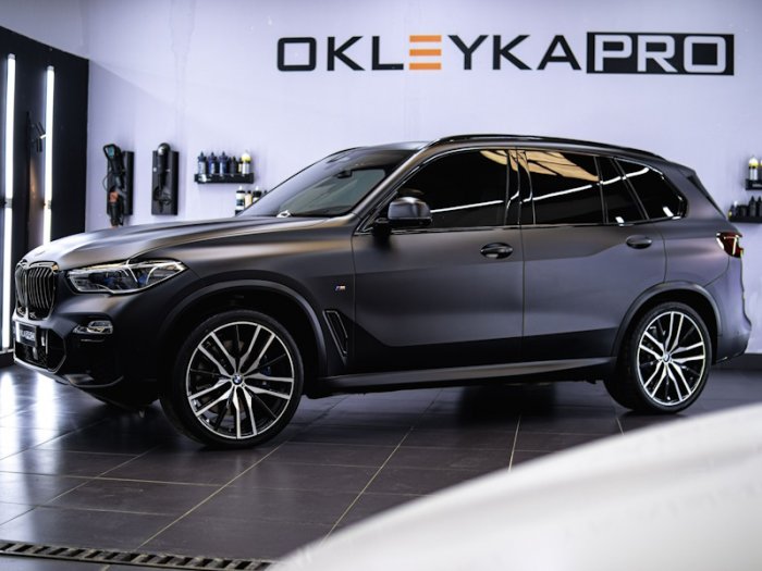 БМВ Икс 5 М50д цветная оклейка в черный матовый винил 