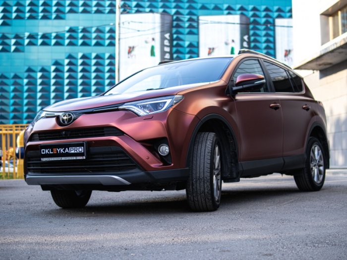 Тойота Рав 4 оклейка цветным винилом в «Красно-коричневый металлик»