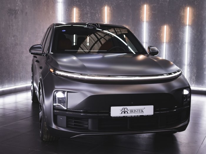 LiXiang L9 оклейка в матовую полиуретановую пленку Iristek, антихром, бронь лобового.