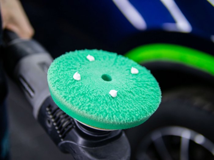 Полировка защитных автомобильных глянцевых пленок PPF