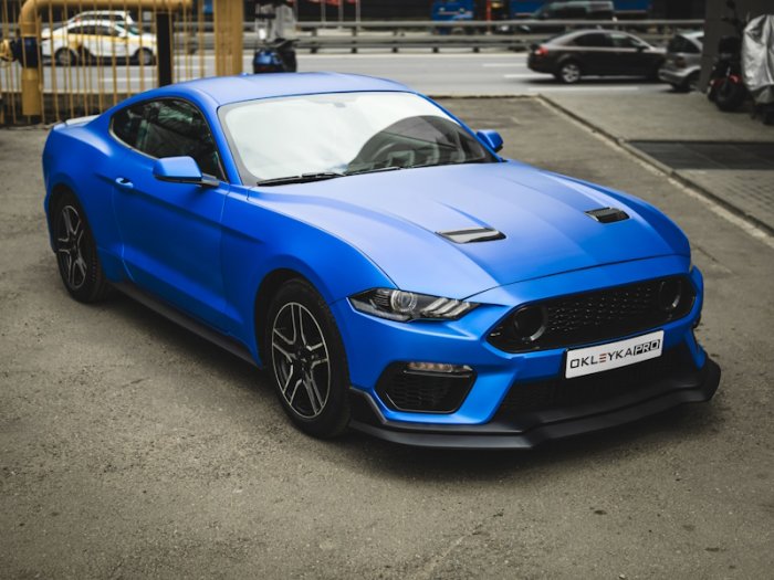 Ford Mustang оклейка в синий матовый хром