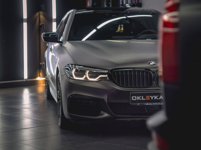 BMW 530D оклейка в цветную виниловую пленку, стайлинг