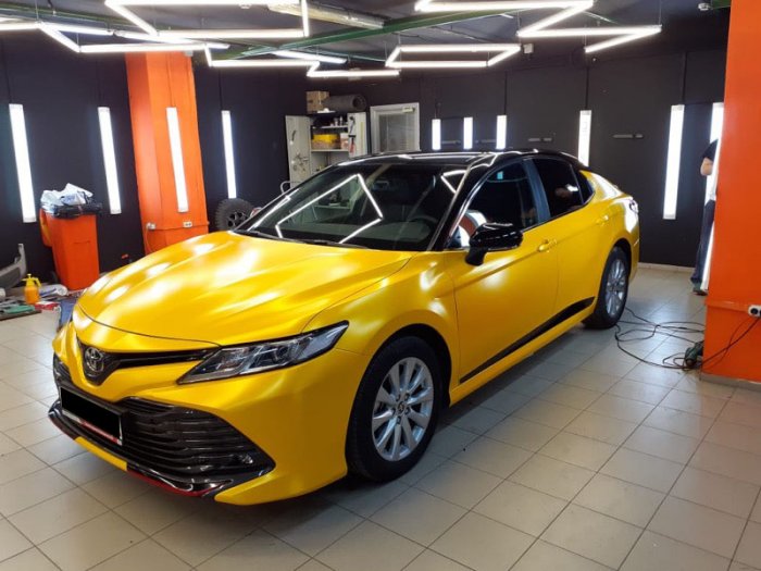 Тойота Камри в желтый