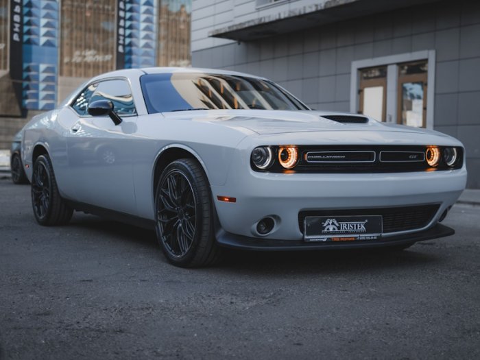 Dodge Challenger оклейка цветным полиуретаном IRISTEK PPF Colors Volcanic Grey, UC1081