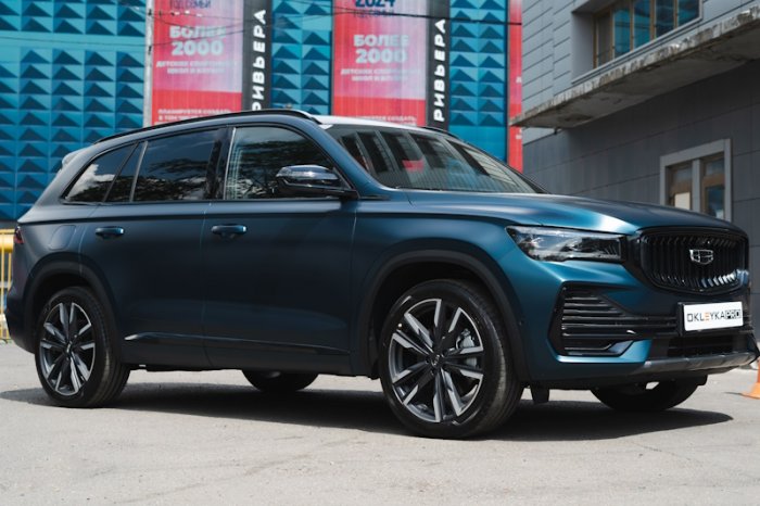 Geely Monjaro оклейка в матовый полиуретан, шумоизоляция арок, антихром