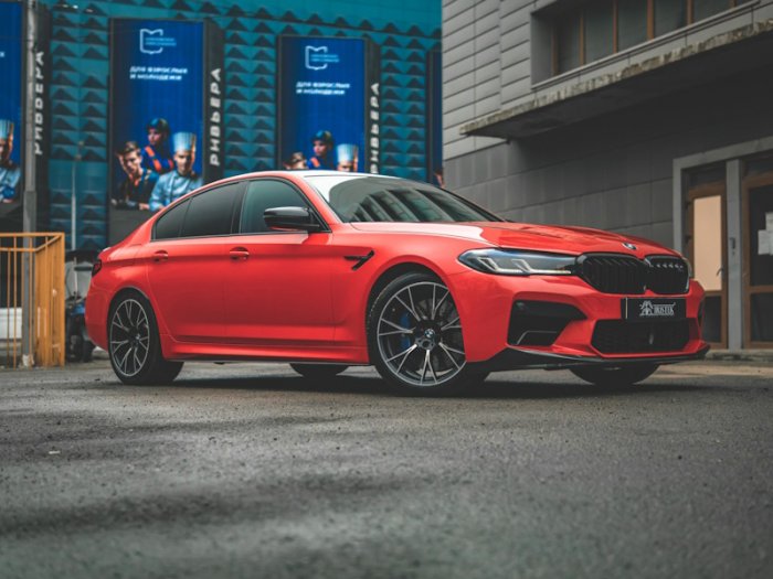 BMW M5 оклейка в красную полиуретановую пленку IRISTEK