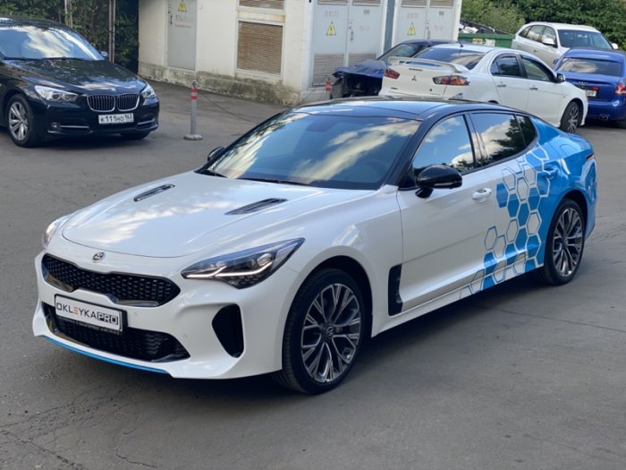 КИА Стингер смена цвета бело-голубой и винилография «Соты»