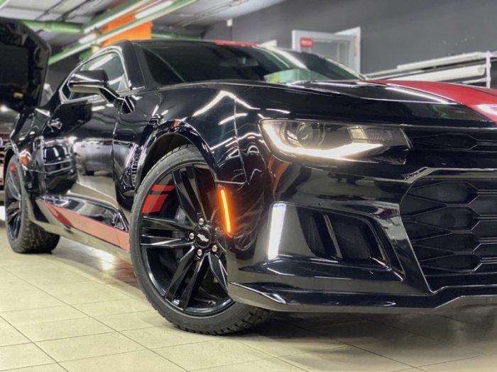 Шевроле Камаро спортивные красные полосы, антихром, полировка фар