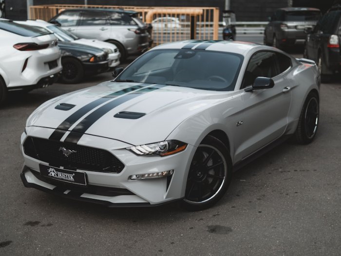 Ford Mustang оклейка в серый винил IRISTEK и нанесение черных спортивных полос