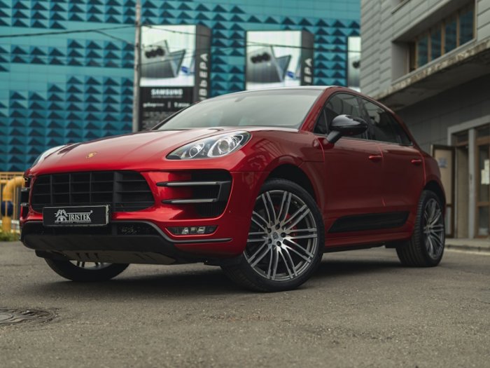 Porsche Macan оклейка в красную виниловую пленку IRISTEK