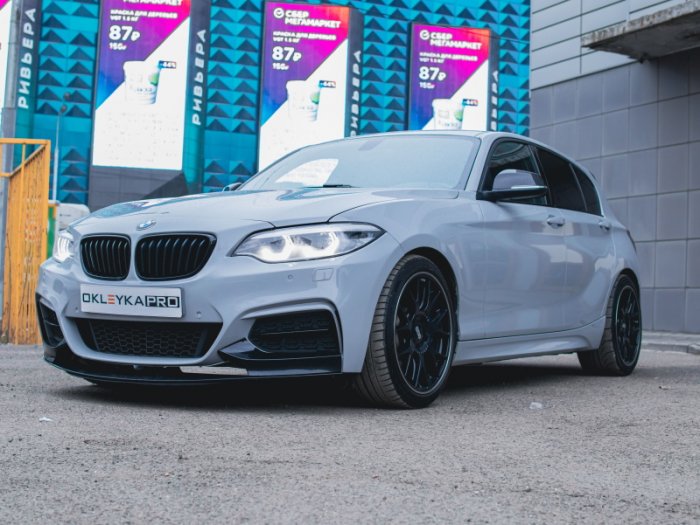 БМВ 1 серии цветная оклейка в «Нардо-Грей» 