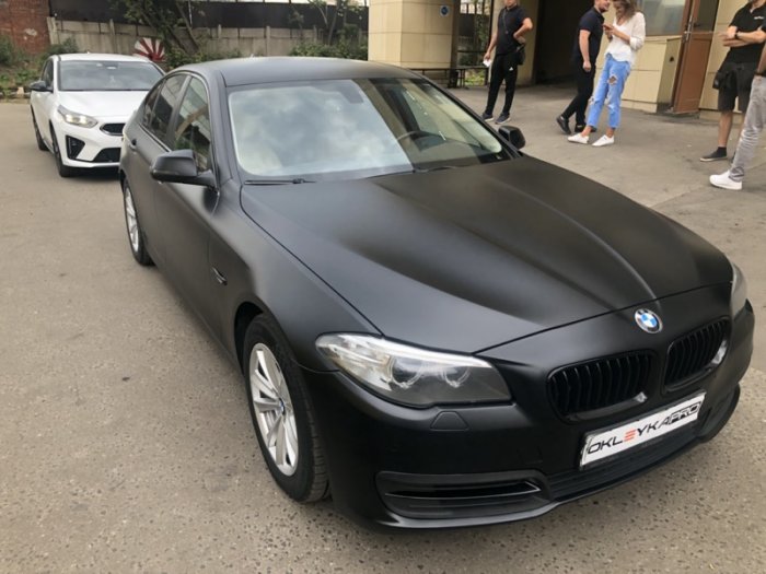 БМВ 5 цветной матовый автовинил Текврап