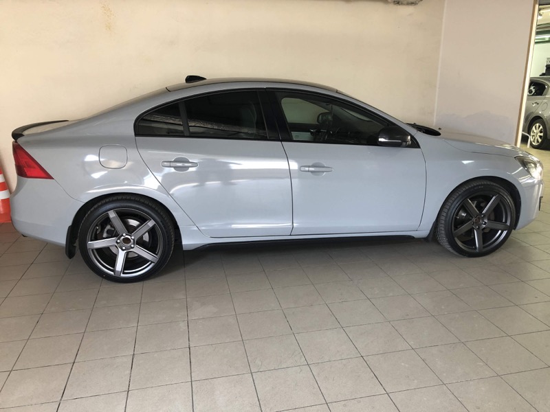 Оклейка автомобиля Volvo V40 в серую глянцевую автовиниловую пленку в Москве Оклейка автомобиля Volvo V40 в серую глянцевую автовиниловую пленку в Москве