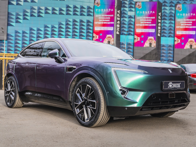 Цветная оклейка автомобилей в Москве виниловыми пленками