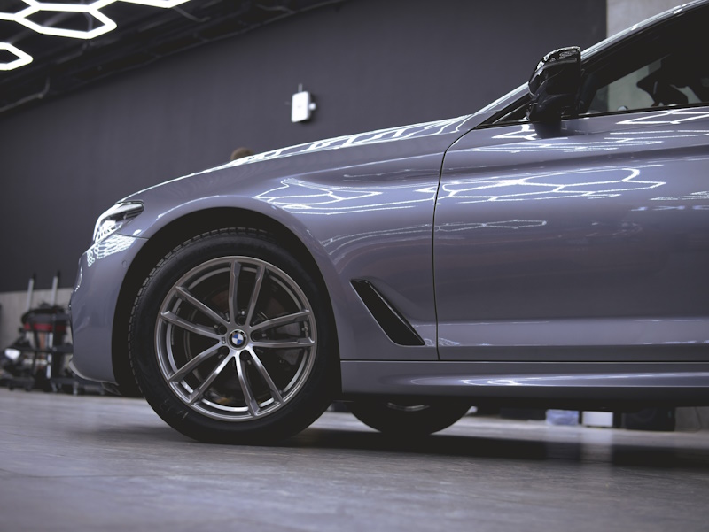 Оклейка порогов в полиуретановую пленку на BMW 5 Оклейка порогов в полиуретановую пленку на BMW 5