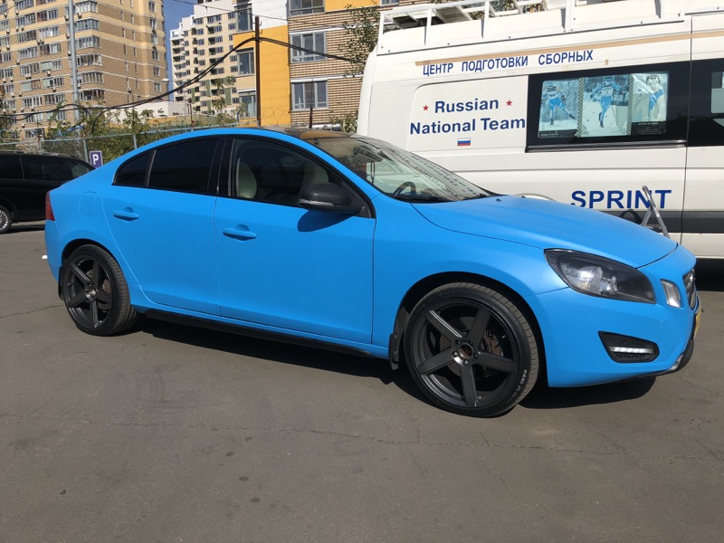 Оклейка Volvo V40 (Вольво В40) синей виниловой авто пленкой Оклейка Volvo V40 (Вольво В40) синей виниловой авто пленкой