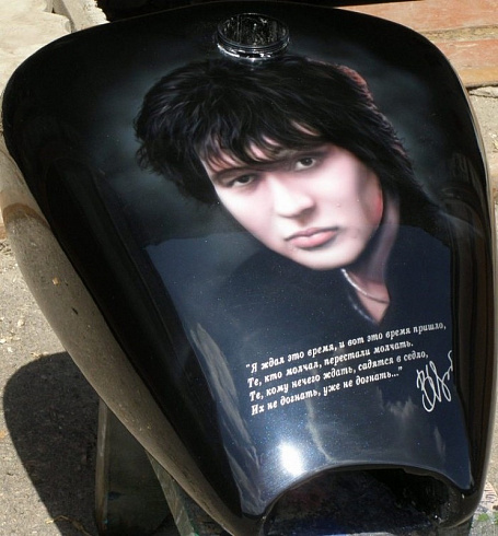 Виктор Цой и группа «Кино» аэрография на мотоцикл