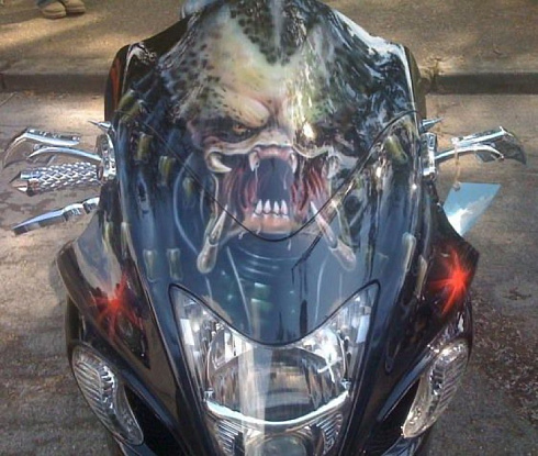 Хищник аэрография на мотоцикл виниловой пленкой